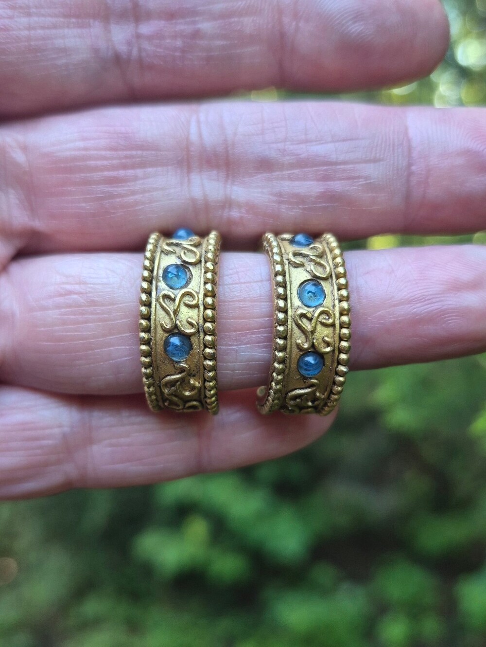 Venue USA 1980s Brushed Gold Tone 1 Inch Hoop Earrings Blue Accents